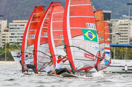 Competição na Baía de Guanabara, com sede no Iate Clube do Rio de Janeiro, é seletiva nacional para o Mundial da Juventude / Foto: Fred Hoffmann/CBVela